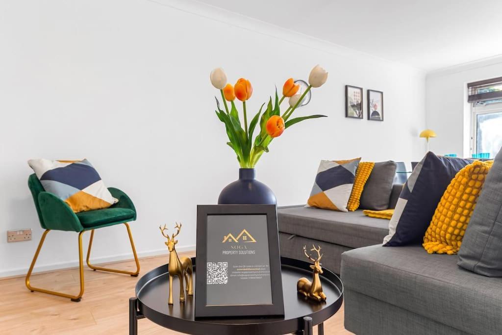 Tranquil Escape In Hertfordshire, Free Parking, 2 Bed, 2 Bath, Sleeps 6 Bushey Exterior foto