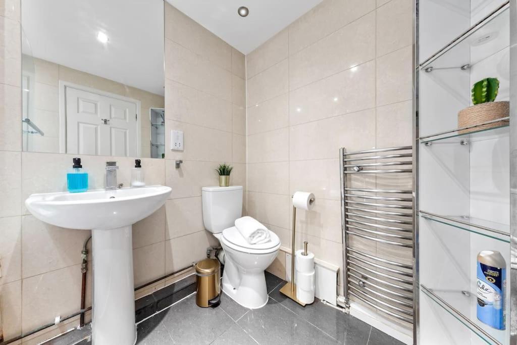 Tranquil Escape In Hertfordshire, Free Parking, 2 Bed, 2 Bath, Sleeps 6 Bushey Exterior foto