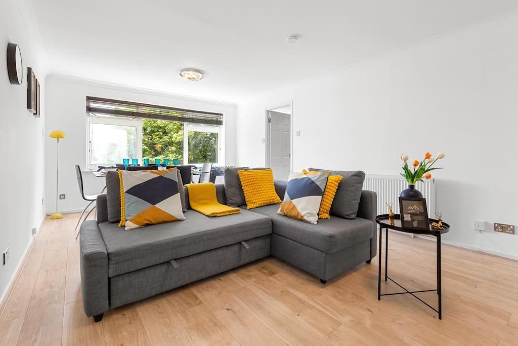 Tranquil Escape In Hertfordshire, Free Parking, 2 Bed, 2 Bath, Sleeps 6 Bushey Exterior foto