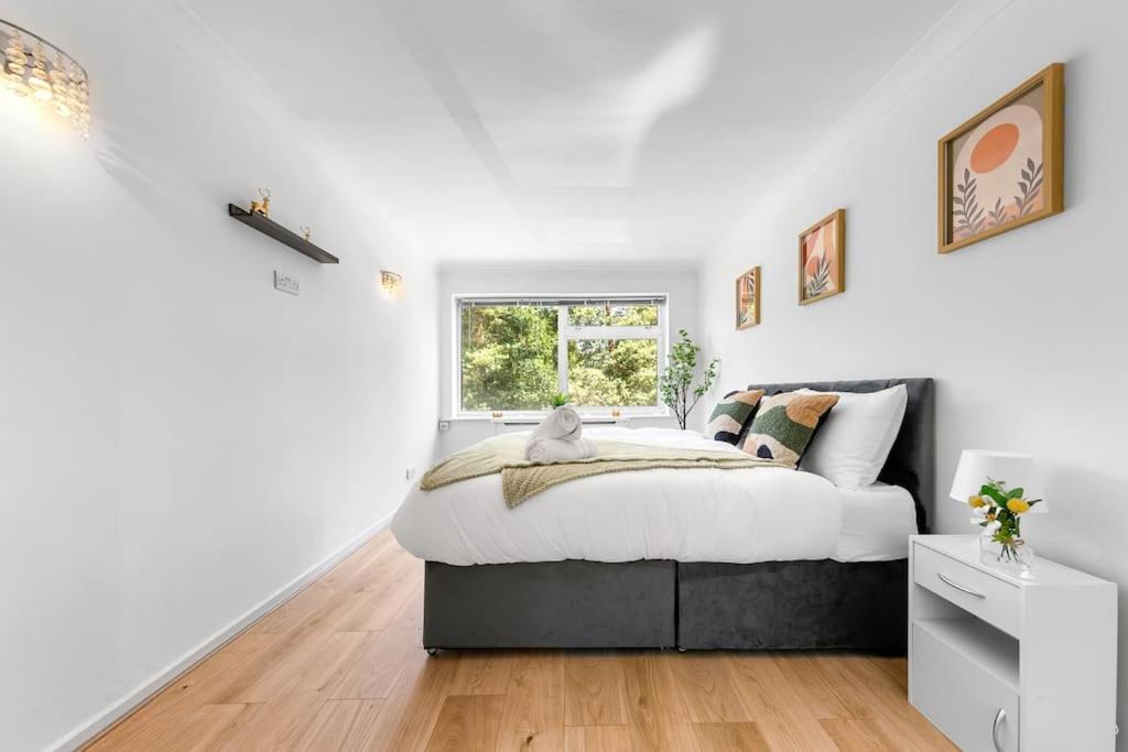 Tranquil Escape In Hertfordshire, Free Parking, 2 Bed, 2 Bath, Sleeps 6 Bushey Exterior foto