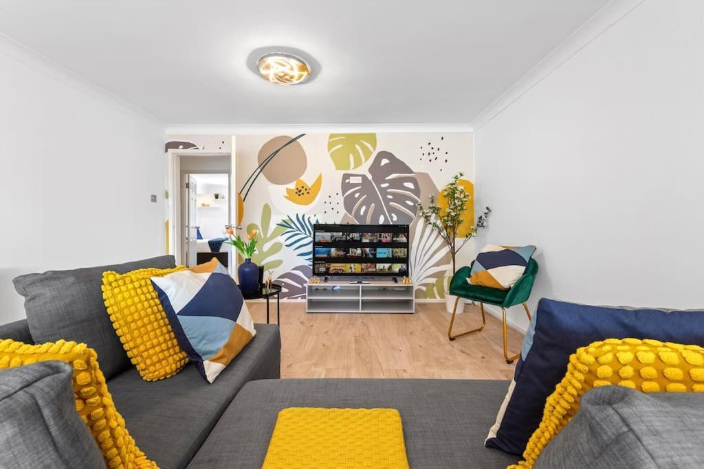 Tranquil Escape In Hertfordshire, Free Parking, 2 Bed, 2 Bath, Sleeps 6 Bushey Exterior foto