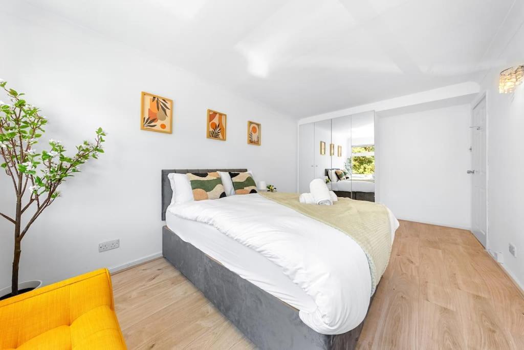 Tranquil Escape In Hertfordshire, Free Parking, 2 Bed, 2 Bath, Sleeps 6 Bushey Exterior foto