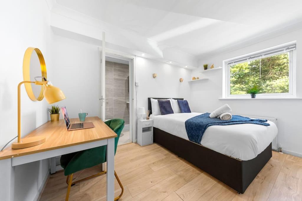 Tranquil Escape In Hertfordshire, Free Parking, 2 Bed, 2 Bath, Sleeps 6 Bushey Exterior foto